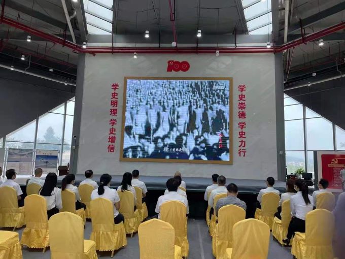 觀看紅色教育相關視頻.jpg 觀看紅色教育相關視頻.jpg